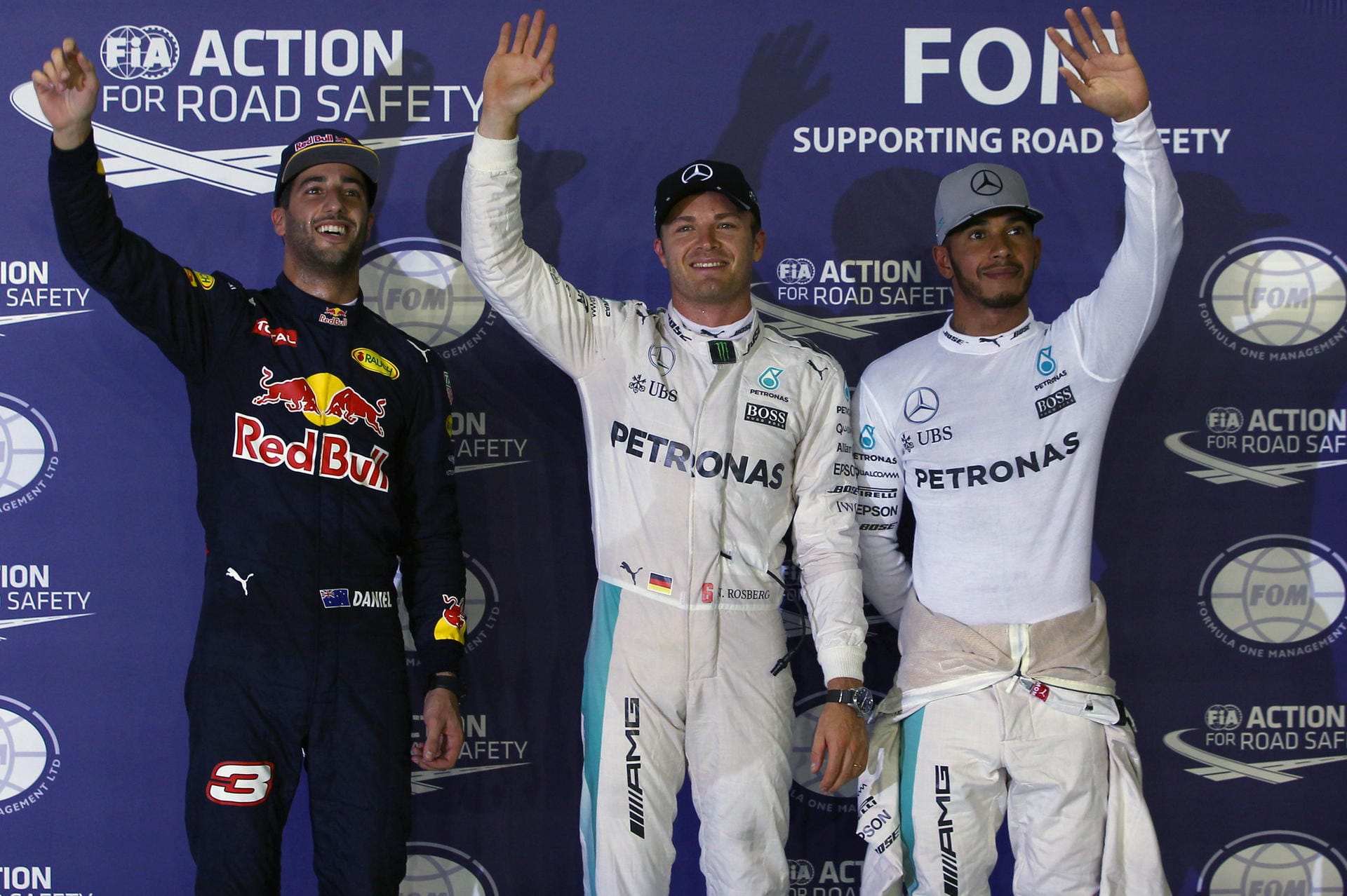 Jubel bei den Schnellsten im Qualifying: Pole-Setter Nico Rosberg (Mitte), daneben Daniel Ricciardo (li., Zweiter) und Mercedes-Teamrivale Lewis Hamilton (Dritter).