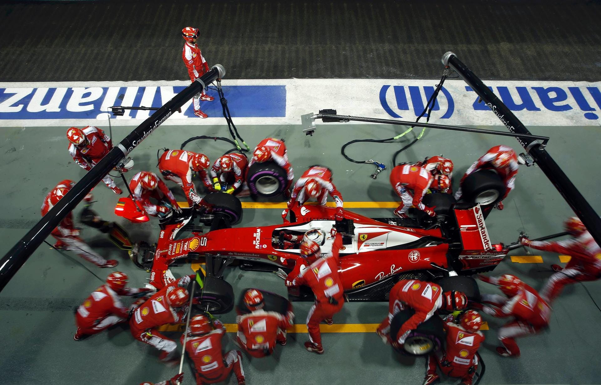 Schneller geht es kaum: Reifenwechsel im Rennen bei Sebastian Vettel.