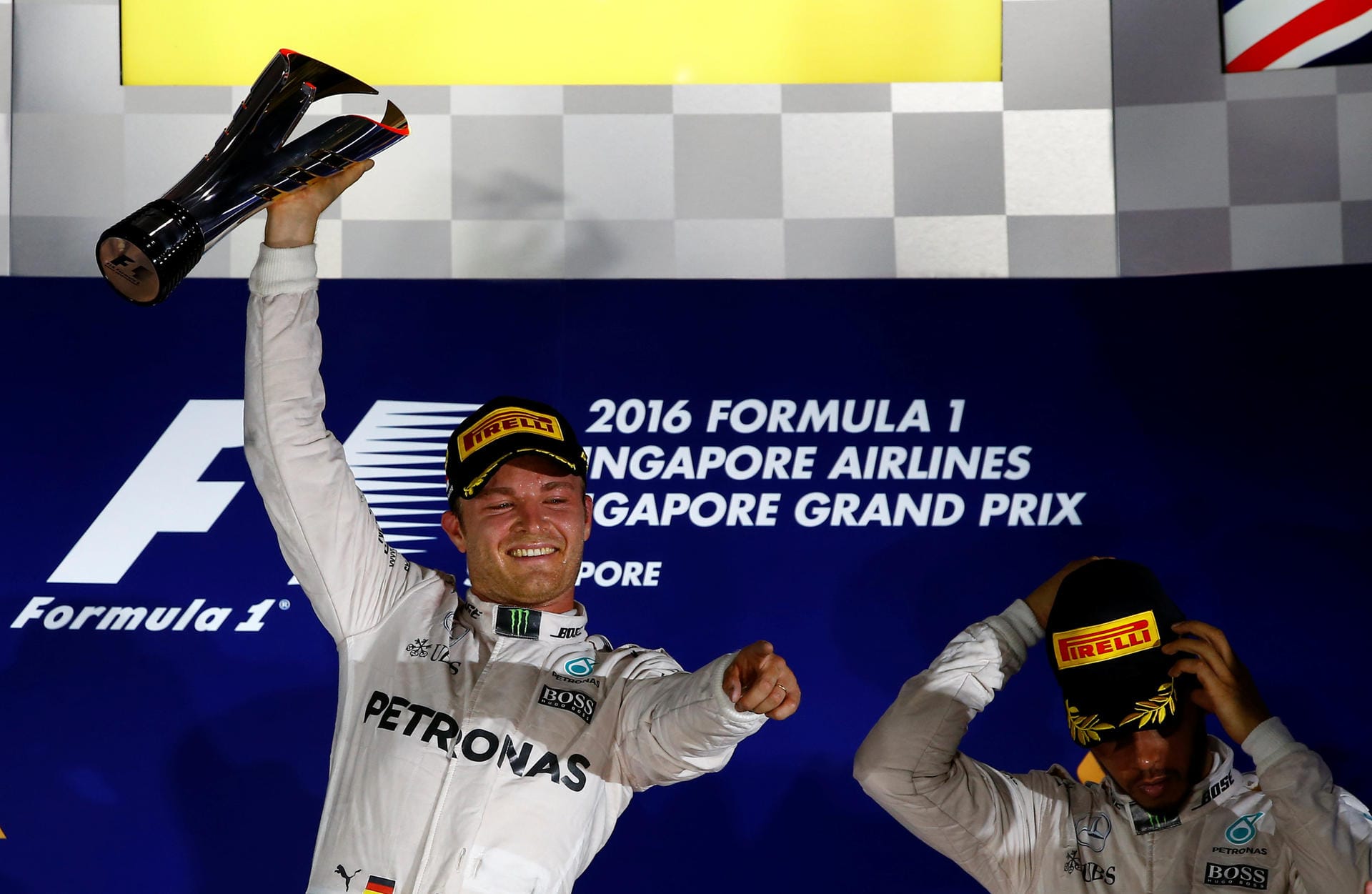 Oben auf: Mit dem Sieg in Singapur hat Nico Rosberg wieder die Führung in der WM-Wertung übernommen.