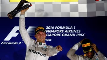 Oben auf: Mit dem Sieg in Singapur hat Nico Rosberg wieder die Führung in der WM-Wertung übernommen.
