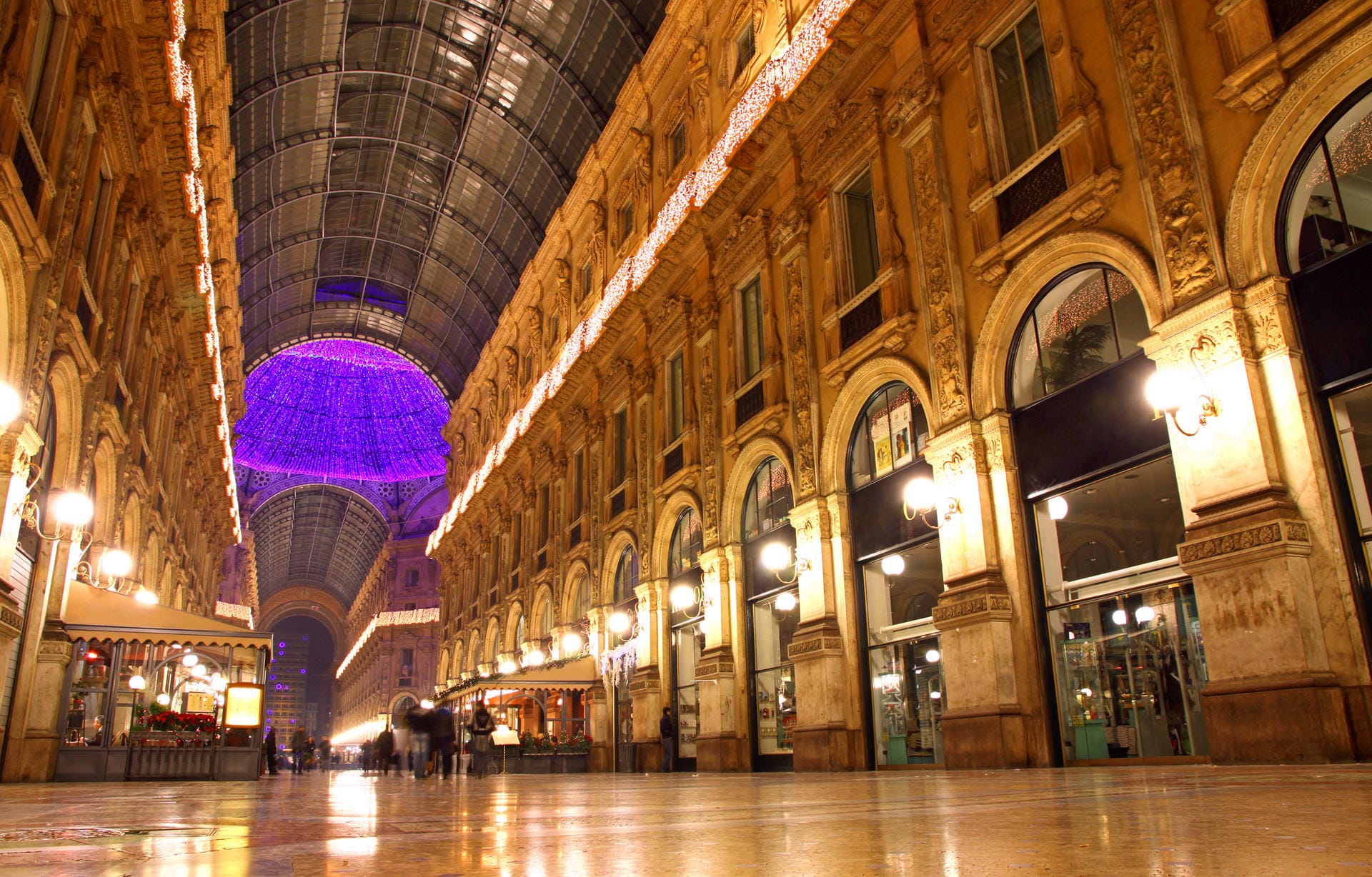 Italienische Luxusmarken wie Gucci und Loro Piana kann man teuer in Mailand shoppen (wie hier im Bild), oder günstig in einem der unzähligen Fabrikverkäufe in der Toskana.