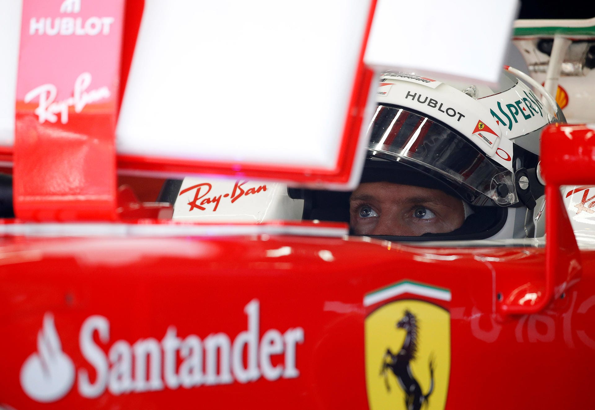 Hochkonzentriert: Ferrari-Pilot Sebastian Vettel bereitet sich auf das Training vor.