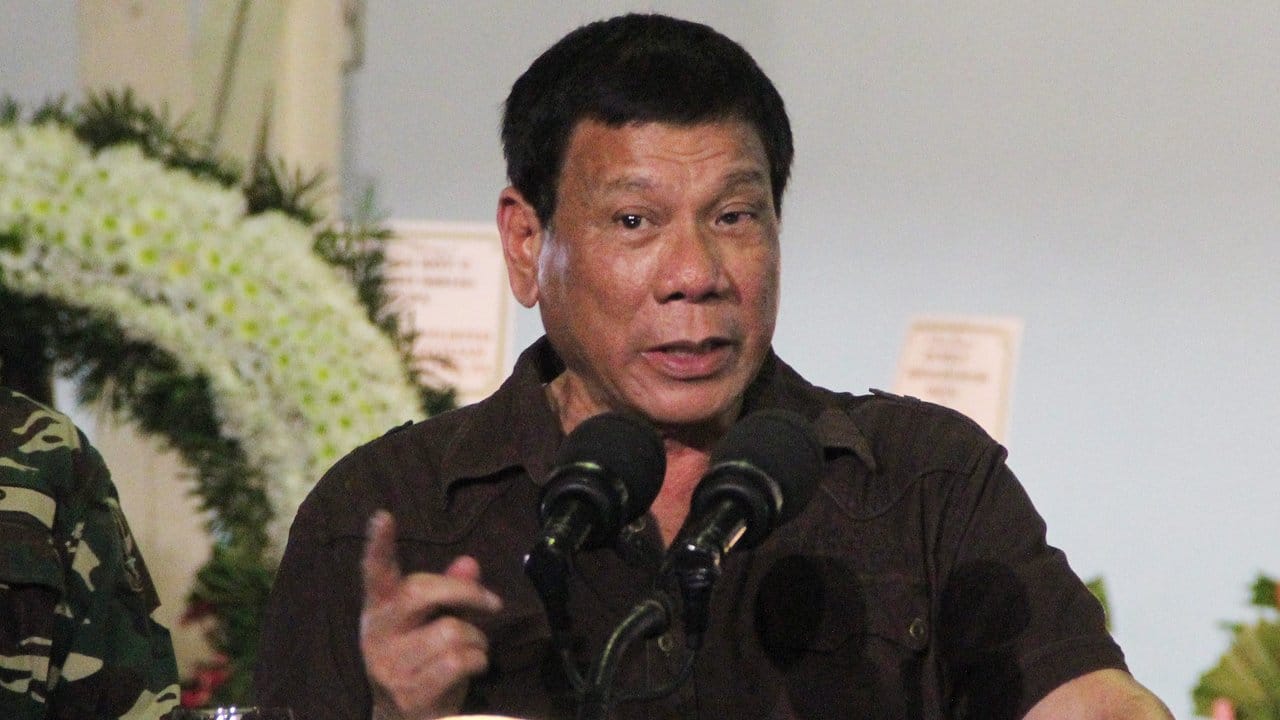 Der philippinische Präsident Rodrigo Duterte soll nach Aussagen eines ehemaligen Milizsoldaten früher Tötungen mutmaßlicher Drogenhändler angeordnet haben.
