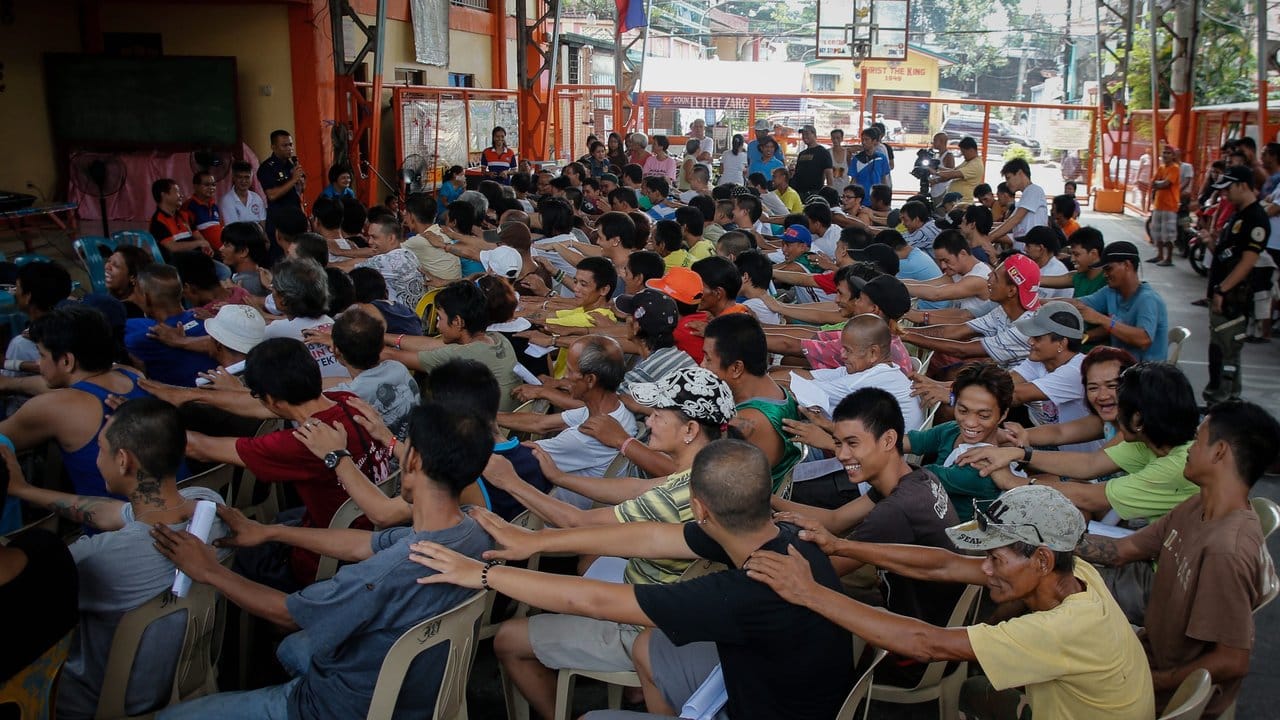 Verhaftete mumaßliche Dealer und Drogenkonsumenten: Zehntausende stellten sich nach den Drohungen von Präsident Duterte mittlerweile der Polizei.