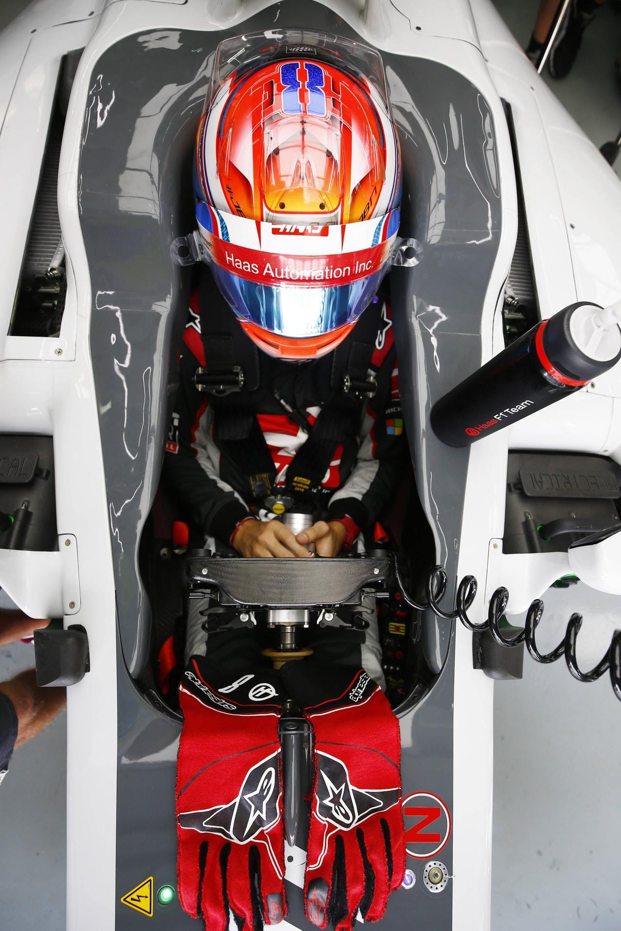 Beengter Arbeitsplatz: Interessanter Einblick in das Cockpit von Romain Grosjean.