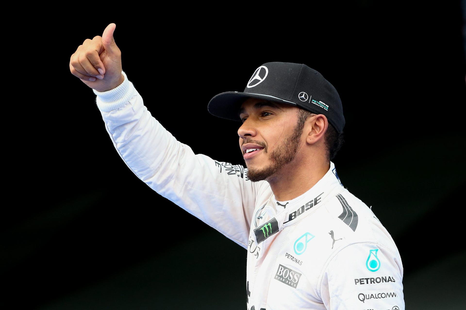 Daumen hoch: Weltmeister Lewis Hamilton hatte das Qualifying klar im Griff.