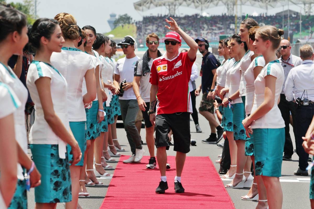 Ferrari-Pilot Kimi Räikkönen begrüßt vor dem Rennen seine Fans in Fernost.