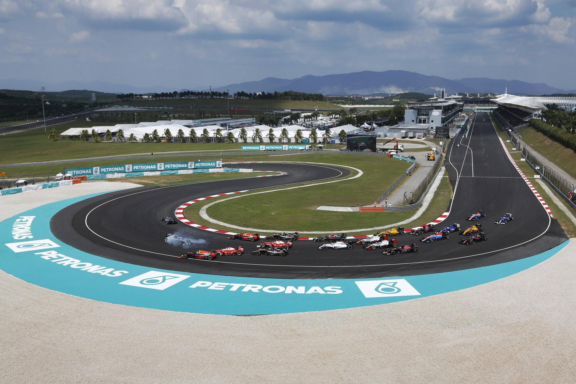 Aus in Runde eins: Für Sebastian Vettel ist der Arbeitstag beim Großen Preis von Malaysia bereits nach wenigen Metern beendet. Der Ferrari-Pilot kollidiert kurz nach dem Start mit Nico Rosberg im Mercedes. Der WM-Spitzenreiter kann das Rennen hingegen fortsetzen.