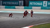 Nach Vettels Crash sind die Streckenposten gefordert.