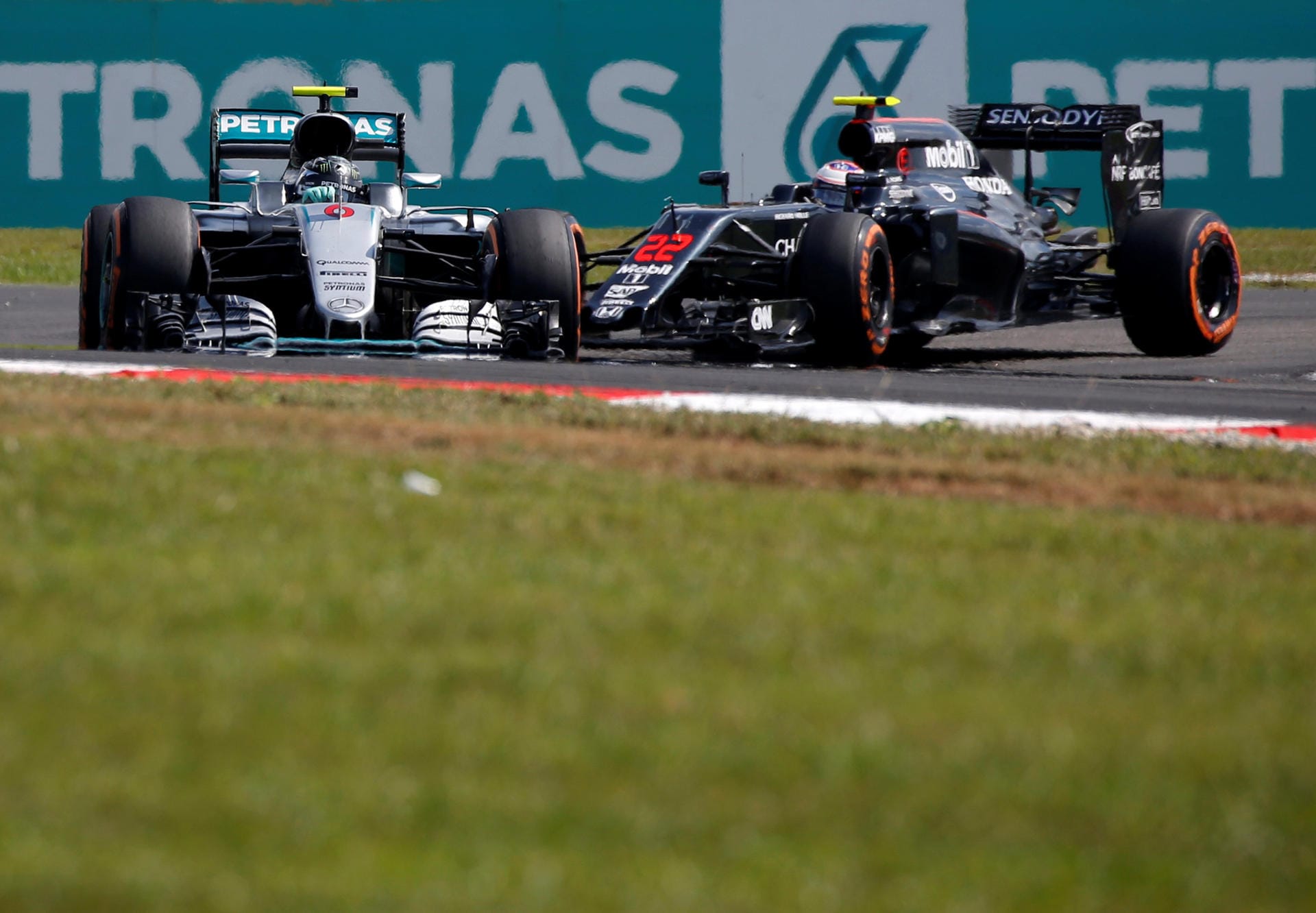 Nach seinem Startunfall kämpft sich Rosberg allmählich nach vorn. Nach dem Abschuss durch Vettel auf Rang 16 zurückgefallen, belegt der WM-Spitzenreiter nach 28 von 56 Runden den fünften Platz.