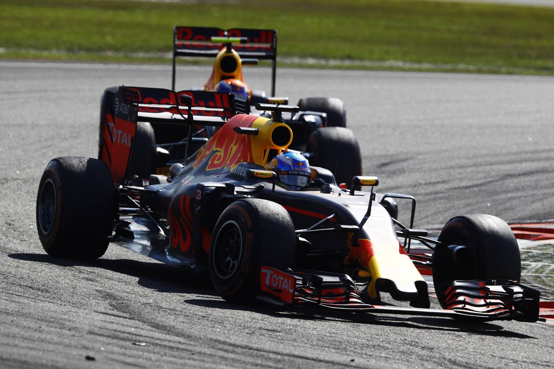 Nach Hamiltons Ausfall streiten sich die Red-Bull-Piloten Daniel Ricciardo (vorne) und Max Verstappen um den Sieg beim Großen Preis von Malaysia.