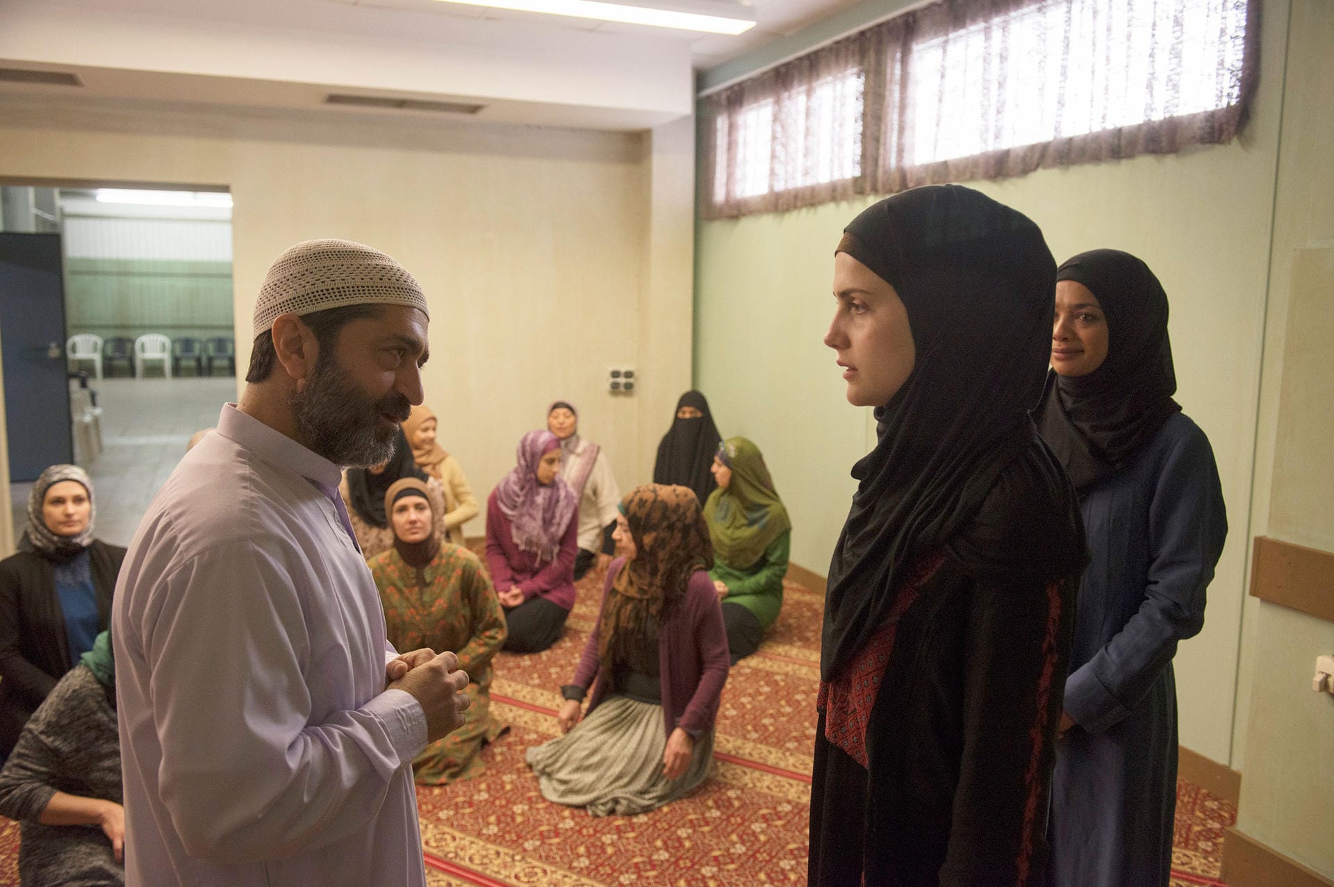 Borowski ermittelt auch in der Kieler Moschee, die Julia besucht. Der Imam steht im Verdacht, junge, verzweifelte, konvertierte Frauen an syrische IS-Kämpfer zu vermitteln.
