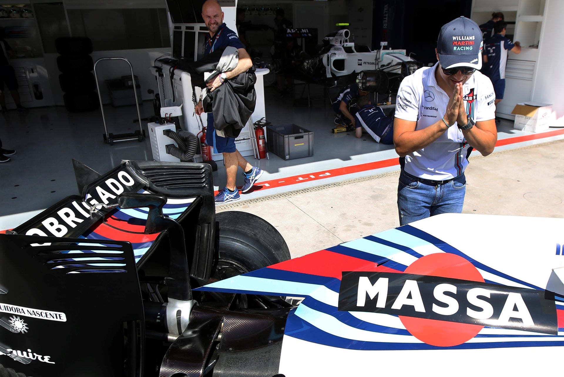 Emotionen pur: Für das letzte Rennen in seiner Heimat Brasilien hat die Williams-Crew den Namen von Felipe Massa auf das Auto lackiert.