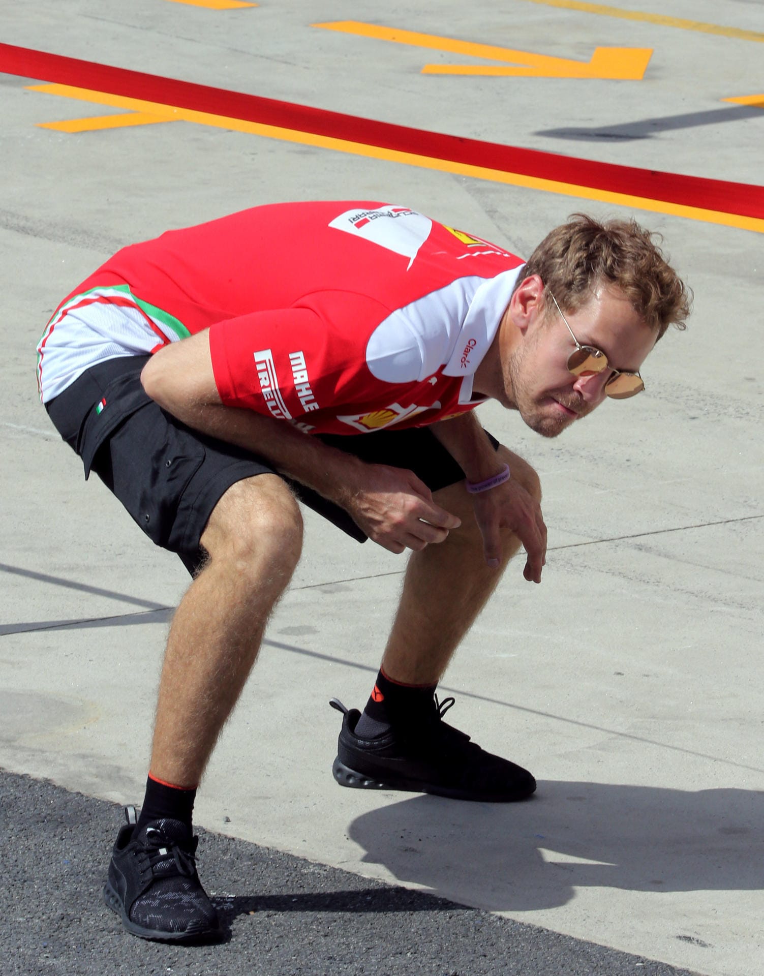 Alles okay? Ferrari-Pilot Sebastian Vettel inspiziert den Asphalt.
