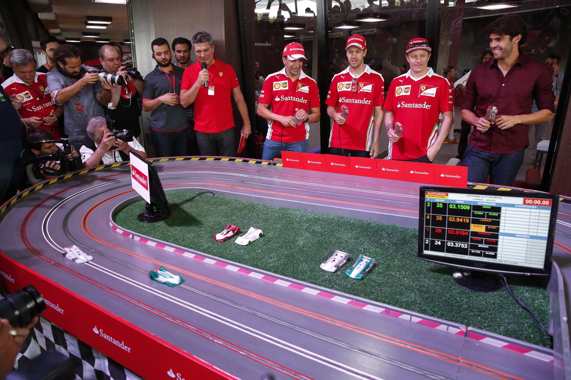 Racer durch und durch: Die Ferrari-Crew an der Carrera-Bahn.