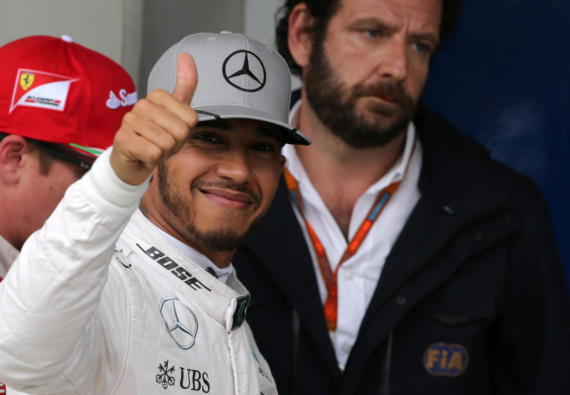 Daumen hoch: Lewis Hamilton freut sich über die Pole Position in Sao Paulo.