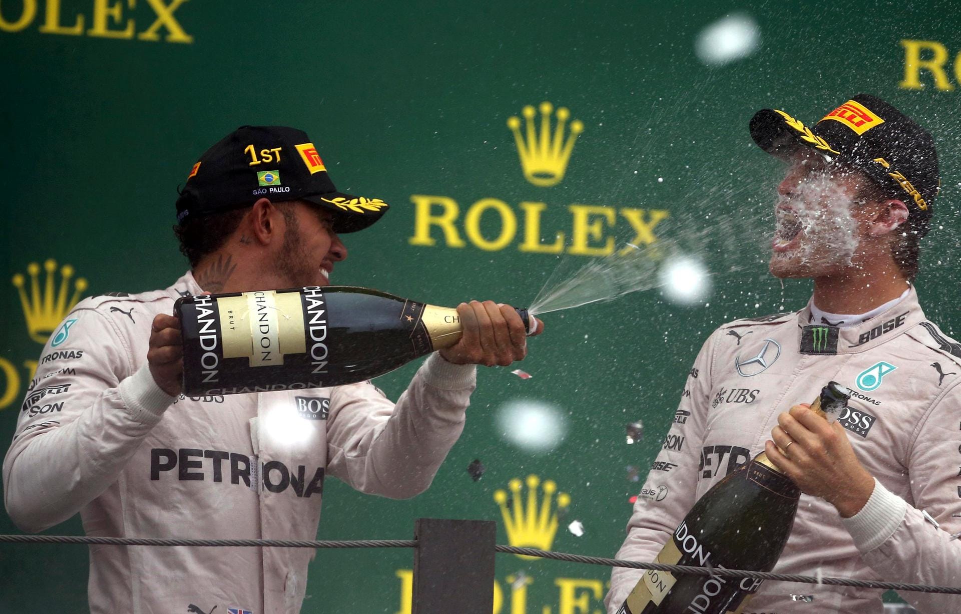 Obligatorische Sektdusche: Ob Lewis Hamilton (links) Nico Rosberg im Saisonfinale am 27. November noch nass machen kann, wird sich zeigen.