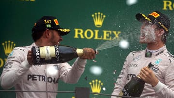 Obligatorische Sektdusche: Ob Lewis Hamilton (links) Nico Rosberg im Saisonfinale am 27. November noch nass machen kann, wird sich zeigen.