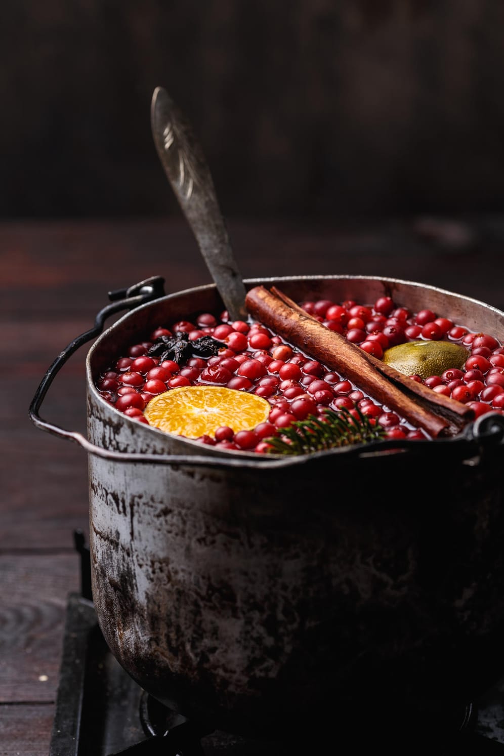 Glühbier besteht aus einem dunklen Bier, Orangen- oder Kirschsaft und weihnachtlichen Gewürzen, das Original heißt Glühkriek und kommt aus Belgien. Dort wird es aus einem Kirschbier hergestellt, bei dem frische Sauerkirschen (Kriek) verwendet werden.