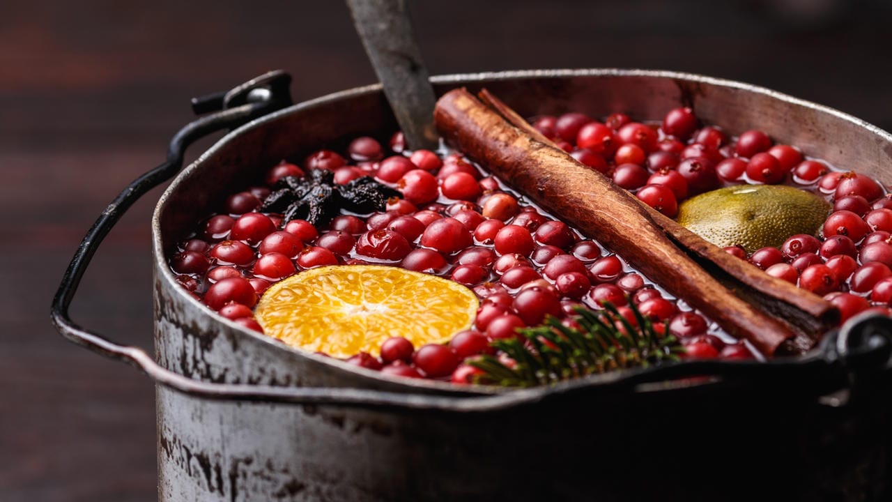 Glühbier besteht aus einem dunklen Bier, Orangen- oder Kirschsaft und weihnachtlichen Gewürzen, das Original heißt Glühkriek und kommt aus Belgien. Dort wird es aus einem Kirschbier hergestellt, bei dem frische Sauerkirschen (Kriek) verwendet werden.