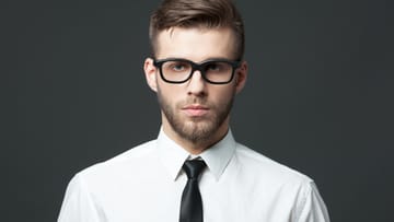 Eine schmale Krawatte – das ist eher etwas für junge Männer und Hipster. Kreative Berufe stellen hier die Ausnahme.