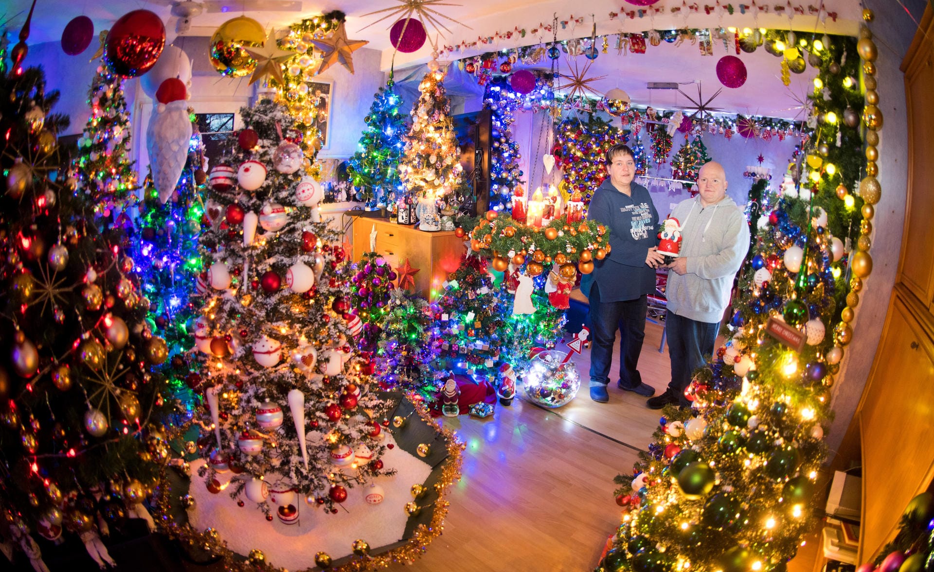 Familie schmückt Haus mit 110 Weihnachtsbäumen