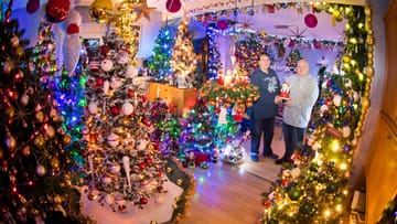 Familie schmückt Haus mit 110 Weihnachtsbäumen