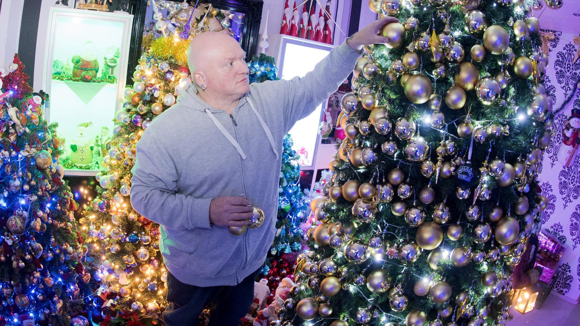 Familie schmückt Haus mit 110 Weihnachtsbäumen