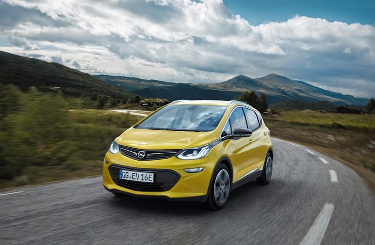 Mit Spannung erwartet wird das neue Elektro-Modell von Opel: Der Ampera-e soll mit einer Akkuladung bis zu 500 Kilometer weit kommen.