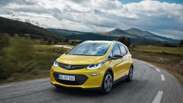 Mit Spannung erwartet wird das neue Elektro-Modell von Opel: Der Ampera-e soll mit einer Akkuladung bis zu 500 Kilometer weit kommen.