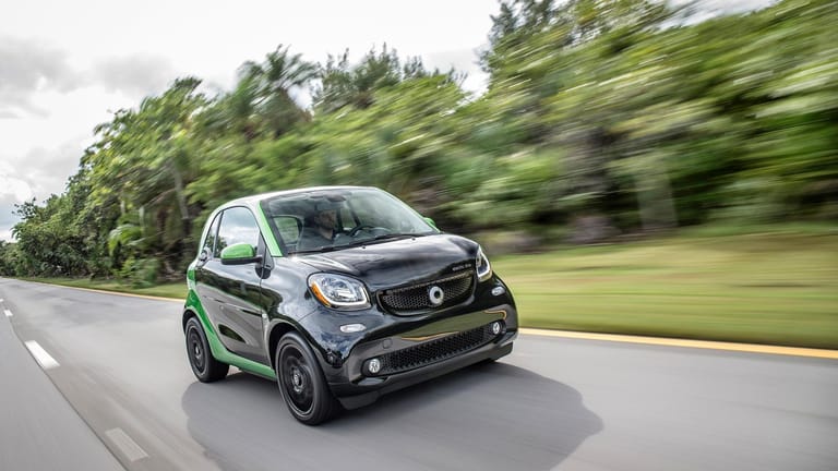 Smart bringt seinen Kleinstwagen ab April auch in der Elektroversion.