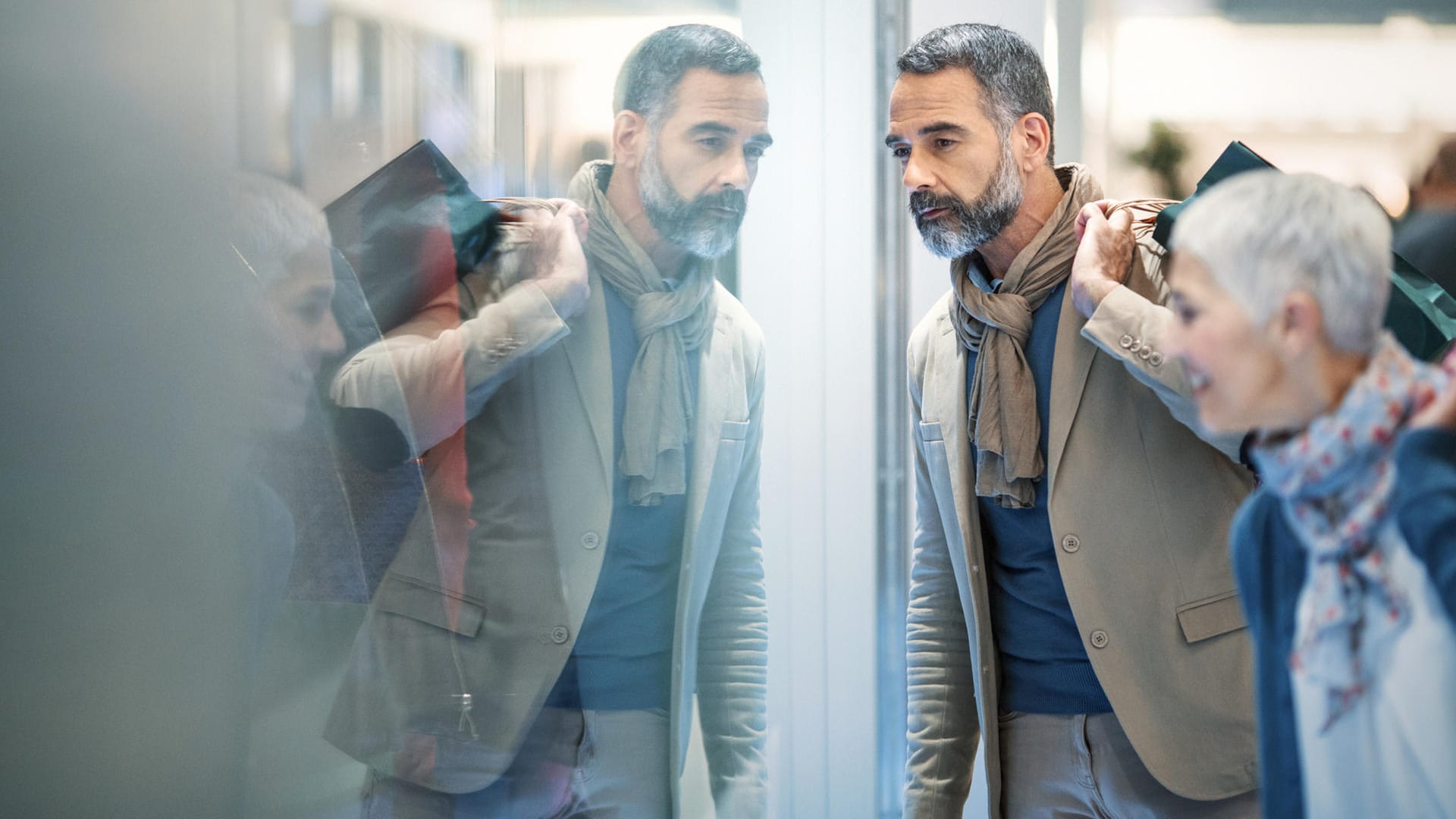 Schaufenster: Hinter ständigem Stehenbleiben können auch Schmerzen im Bein stecken, die aufgrund von Durchblutungsstörungen auftreten.