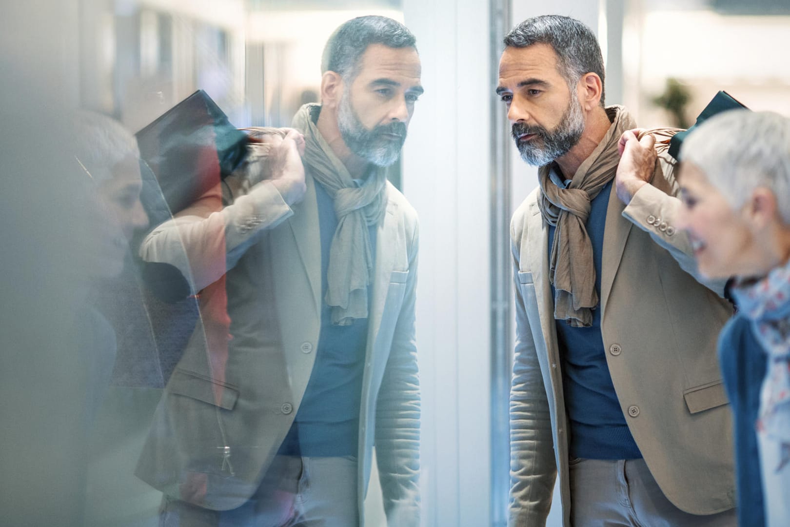 Schaufenster: Hinter ständigem Stehenbleiben können auch Schmerzen im Bein stecken, die aufgrund von Durchblutungsstörungen auftreten.