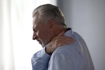 Schulterschmerzen: Auch untypische Symptome können einen Herzinfarkt andeuten.