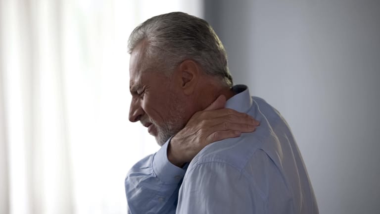 Schulterschmerzen: Auch untypische Symptome können einen Herzinfarkt andeuten.
