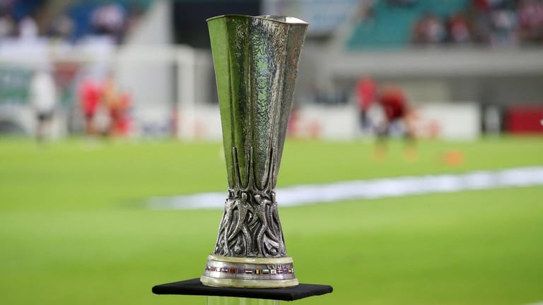Wer holt den Europa-League-Pokal? Heute (13 Uhr) findet die Auslosung der Playoffs statt.