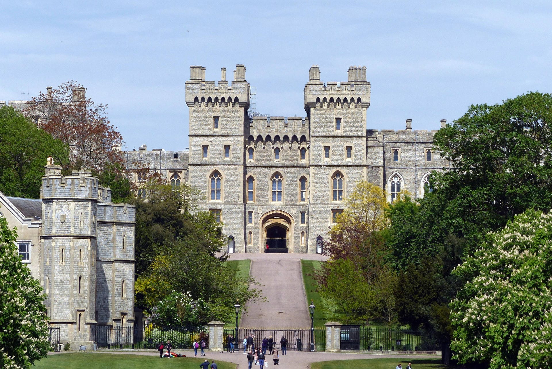 Schloss Windsor vom Long Walk her kommend: Die Queen hatte sich zu Beginn der Corona-Krise gemeinsam mit Prinz Philip hierhin zurückgezogen. Am 9. April 2021 starb der Duke of Edinburgh hier im Alter von 99 Jahren.