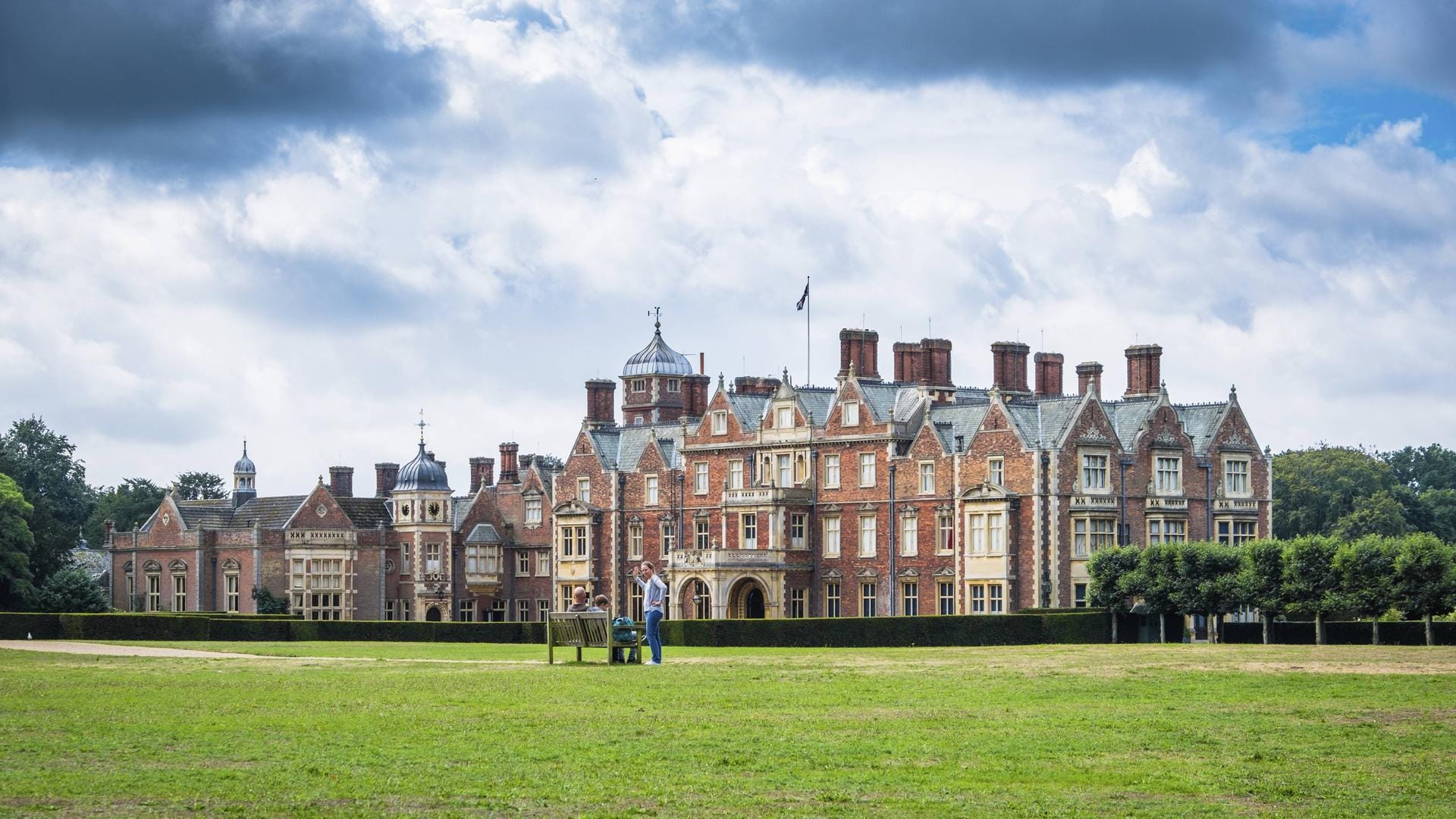 Sandringham House: Das Anwesen in Norfolk kann mit einem 32 Quadratkilometer großen Parkgelände aufwarten. Die Königsfamilie verbringt hier traditionell die Weihnachtsfeiertage. Prinz Philip lebte nach seinem Rückzug von royalen Pflichten auf dem Gelände. (Privatbesitz)