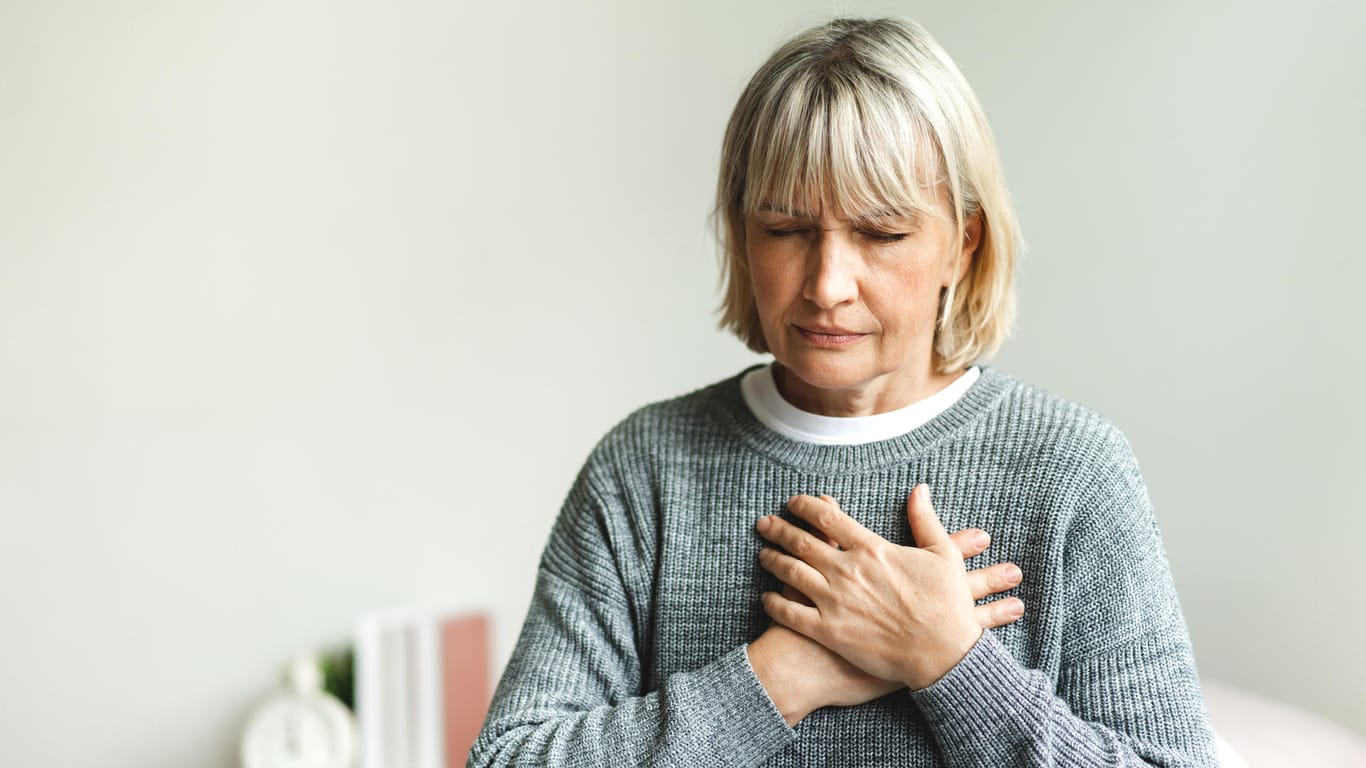 Frau hat Schmerzen in der Brust: Geschlechterunterschiede sind bei Herzkrankheiten unbedingt zu berücksichtigen