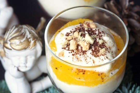 Es müssen nicht immer Löffelbiskuits für das Tiramisu sein: Mit Gewürzspekulatius und Orangenfilets bekommt das italienische Dessert einen weihnachtlichen Dreh.