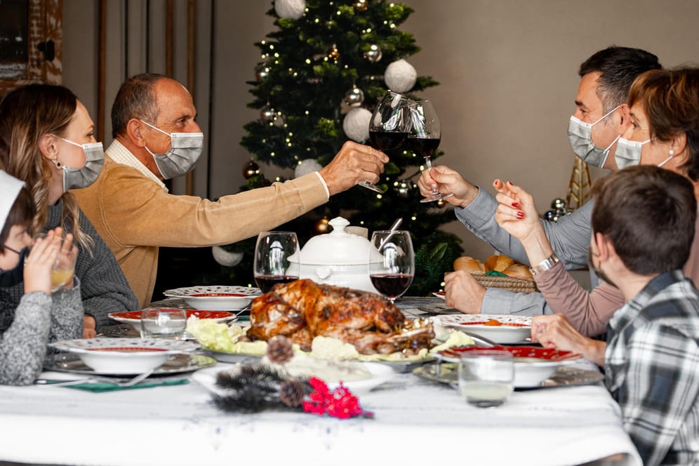 Corona-Weihnachten im Familienkreis: Nicht immer müssen Gastgeber höflich bleiben.