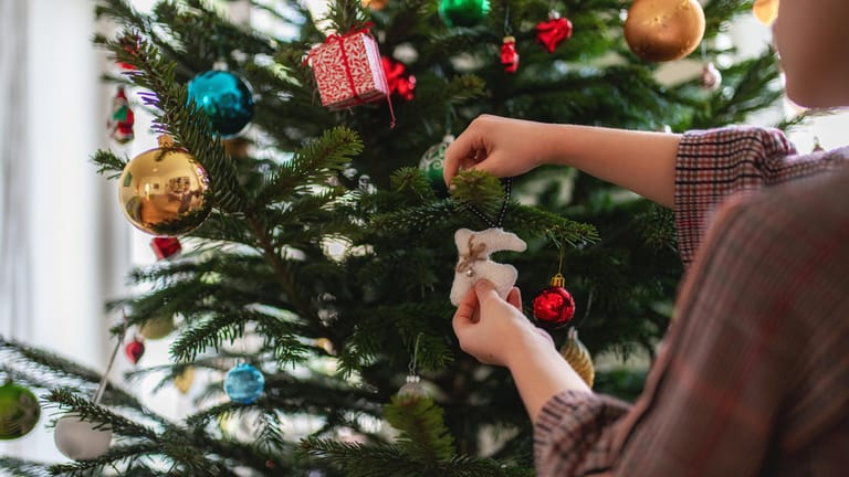 Christbaum: Damit der Weihnachtsbaum länger schön bleibt, sollten Sie ihn pflegen. Vermeiden Sie beispielsweise Fußbodenheizungen.