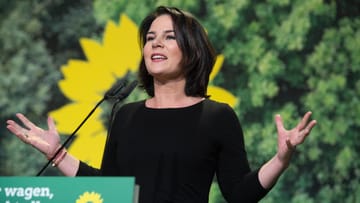 Annalena Baerbock ist für die Grünen ins Rennen um das Kanzleramt gegangen – sie war mit 40 Jahren die jüngste Kandidatin, die es je gab. Zu verdanken hat sie das ihrem steilen Karriereweg in der Partei. Kanzlerin ist sie zwar nicht geworden, doch nun hat sie das Amt der Bundesaußenministerin inne.