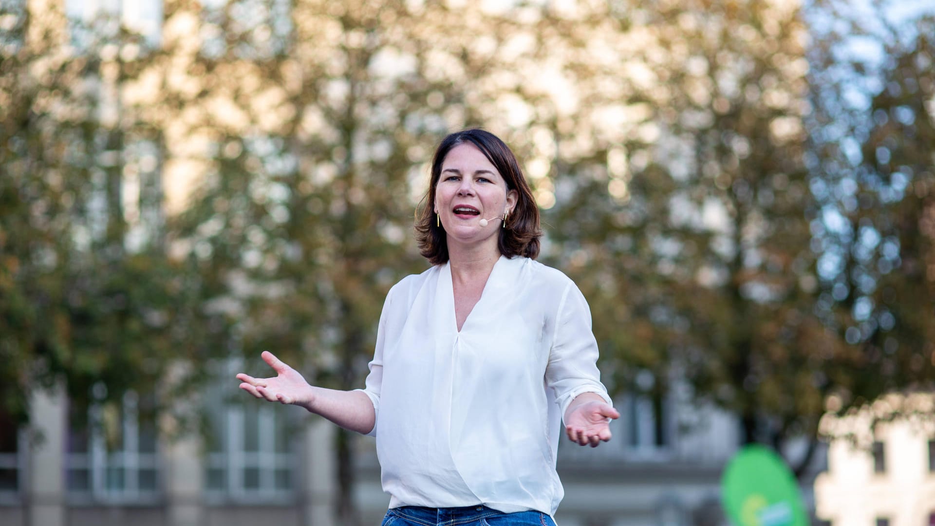 Annalena Baerbock studierte nach ihrem Abitur im Jahr 2000 Politikwissenschaft und Öffentliches Recht in Hamburg. 2004 ging sie für einen Master in internationalem Recht nach London. Nach ihrer Rückkehr 2005 trat sie dem Bündnis 90/Die Grünen bei.