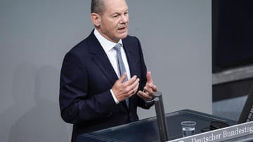 Olaf Scholz: Der SPD-Politiker ist seit Anfang Dezember 2021 Bundeskanzler in Deutschland. Seine Partei hat bei der Wahl die meisten Stimmen bekommen. Er löste damit Angela Merkel nach 16 Jahren Amtszeit ab.