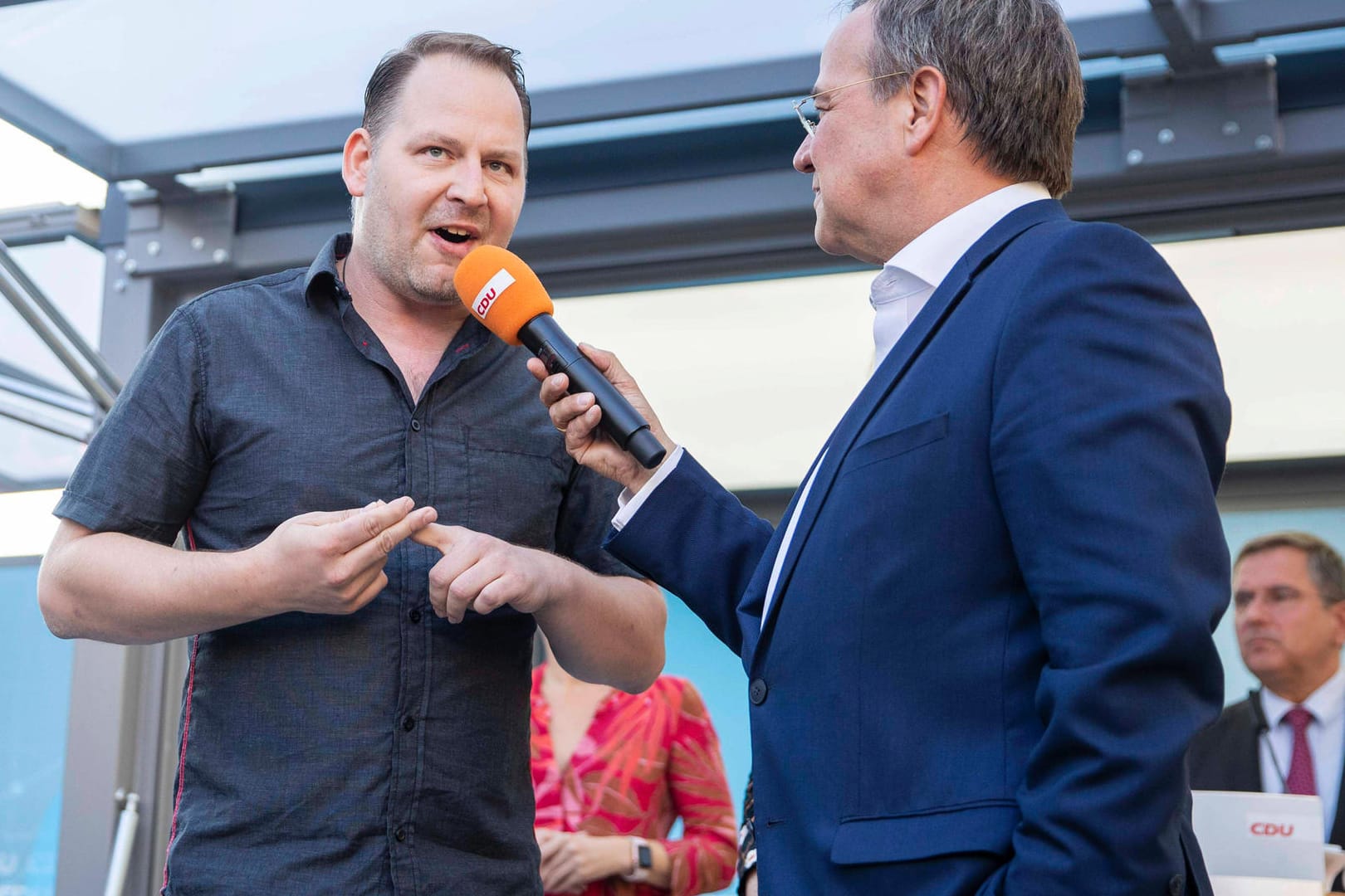 Querdenker Thomas Brauner und Armin Laschet: Der Querdenker sprang bei Laschets Wahlkampfauftritt auf die Bühne.