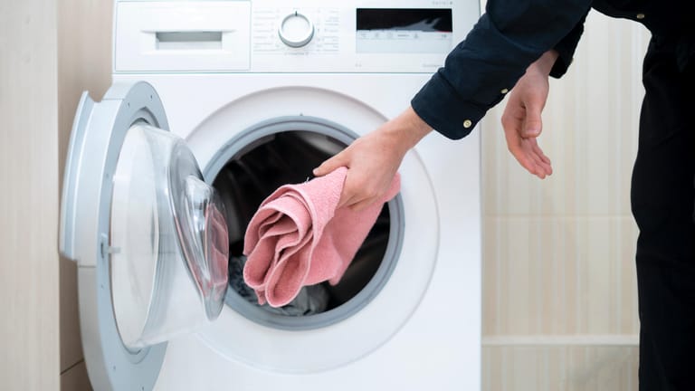 Hausarbeit: Das Wäschewaschen kann viel Zeit in Anspruch nehmen.