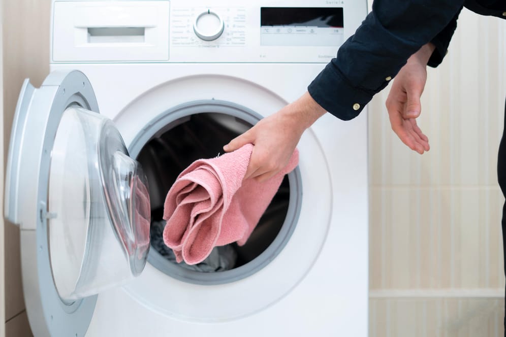 Hausarbeit: Das Wäschewaschen kann viel Zeit in Anspruch nehmen.