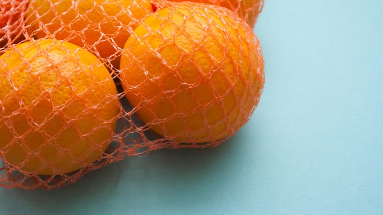 Orangen: Die Zitrusfrüchte werden im Supermarkt oft in Netzen angeboten.