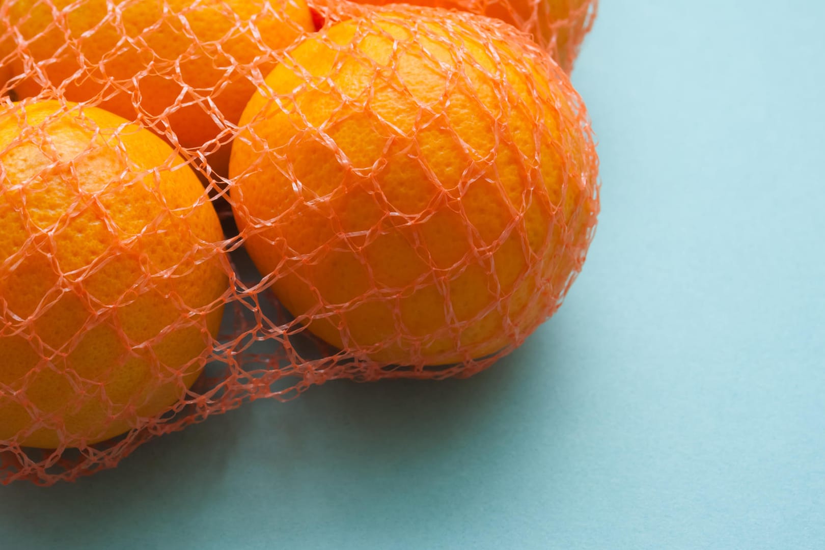 Orangen: Die Zitrusfrüchte werden im Supermarkt oft in Netzen angeboten.